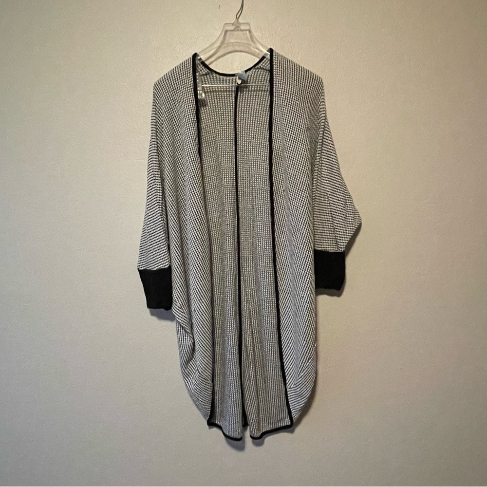 Pink Melo, Women’s Black & White Knitted Long Sweater With 3/4 Sleeves, Size L